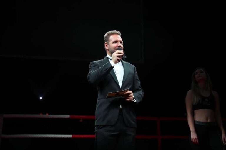 Ronny Leber moderiert auf AGON Box Gala
