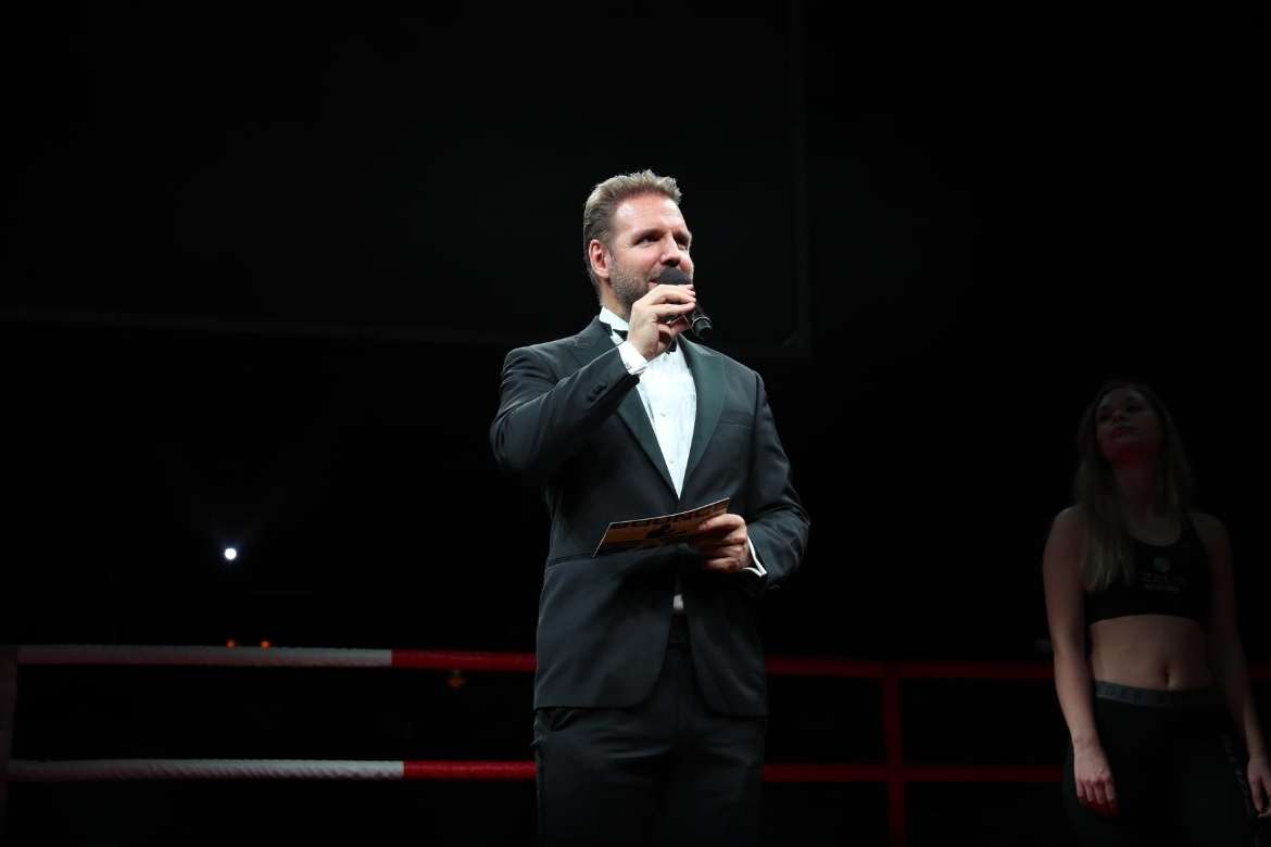 Ronny Leber moderiert auf AGON Box Gala