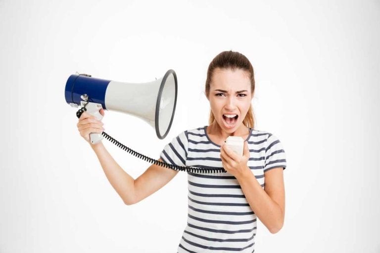 frau mit megaphone