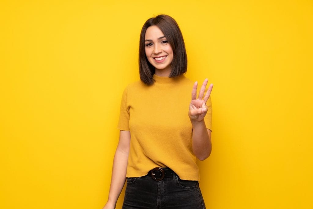 Frau zeigt 3 Finger