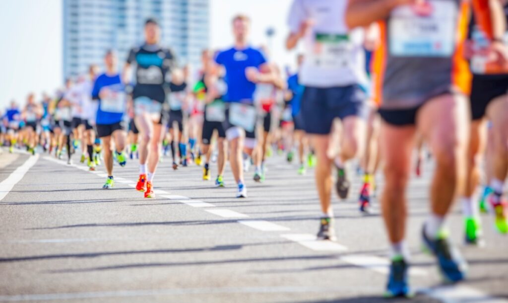 Marathonläufer in der Stadt als Beispiel intrinsischer Motivation