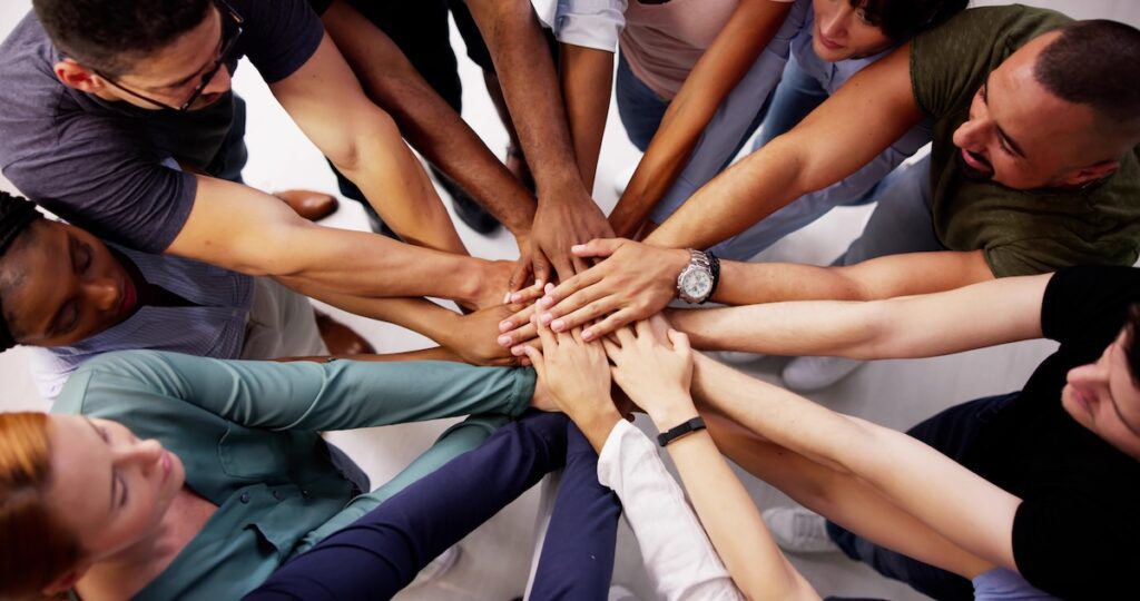 Teamgeist und Zusammenhalt in der Gemeinschaft. Helfende Hände