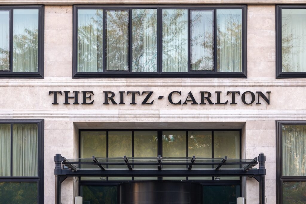 Das Ritz-Carlton. Das Logo-Zeichen des internationalen Luxus-Premium-Hotels Ritz-Carlton auf dem Dach des Firmenhotels in Budapest, Ungarn. Reisen mit Stil.